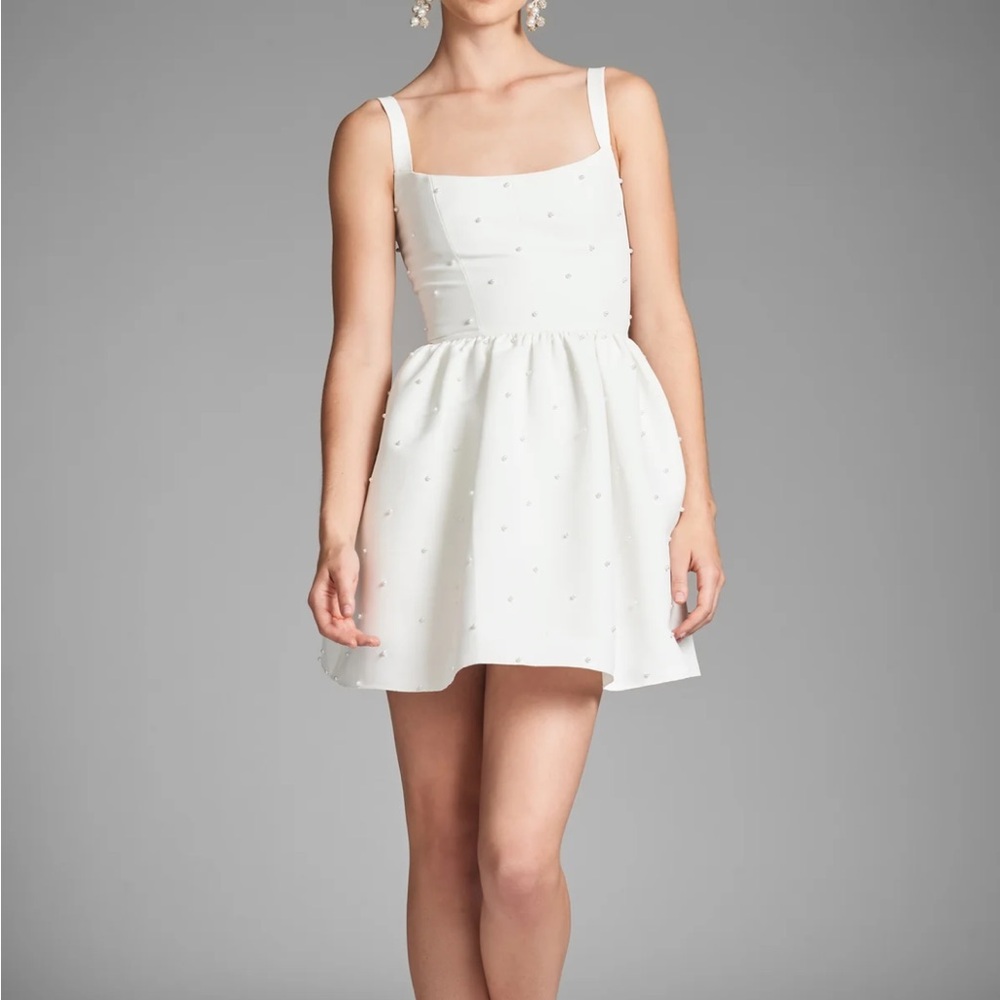 Elegant White Sleeveless Dress